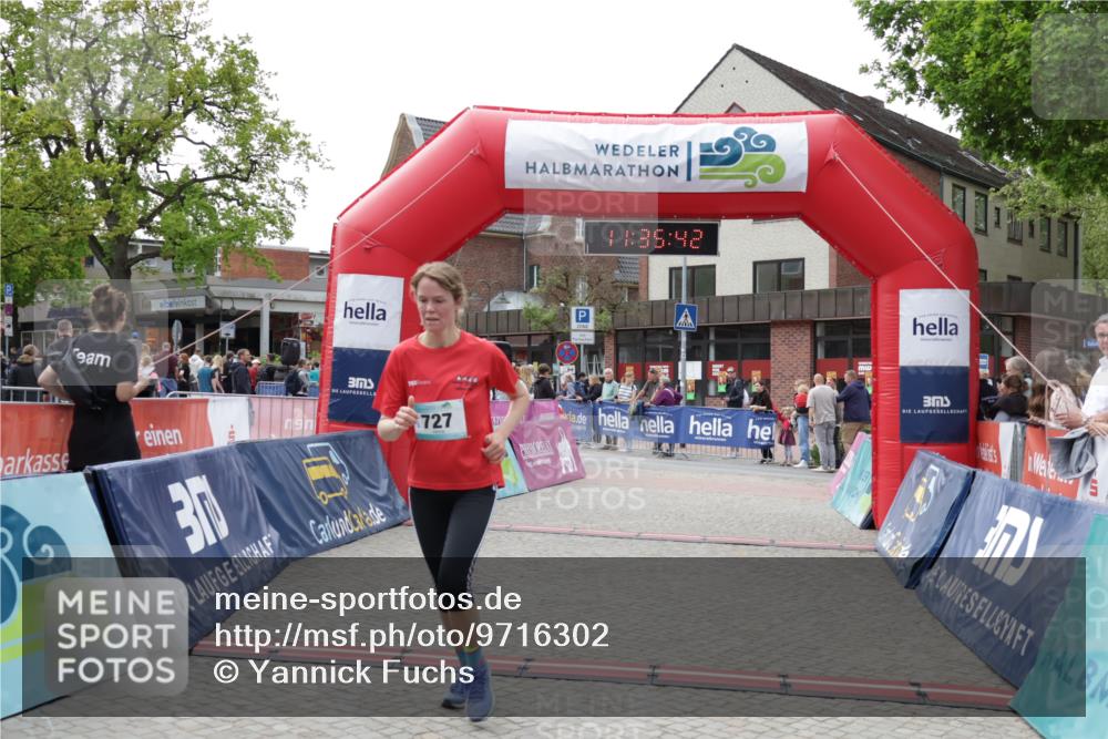 10.05.2026 - 8. Wedeler Halbmarathon Yannick Fuchs http://msf.ph/oto/9716302 10.05.2026 11:35:40 Ziel 705, 706, 727 meine-sportfotos.de