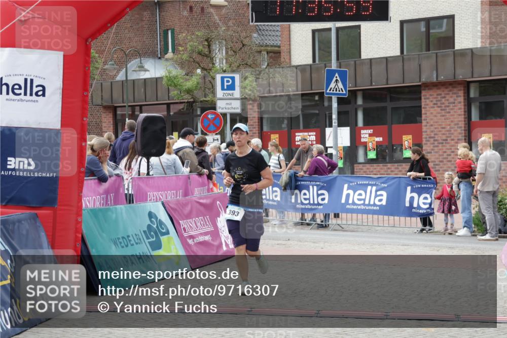 10.05.2026 - 8. Wedeler Halbmarathon Yannick Fuchs http://msf.ph/oto/9716307 10.05.2026 11:35:58 Ziel 393, 898 meine-sportfotos.de