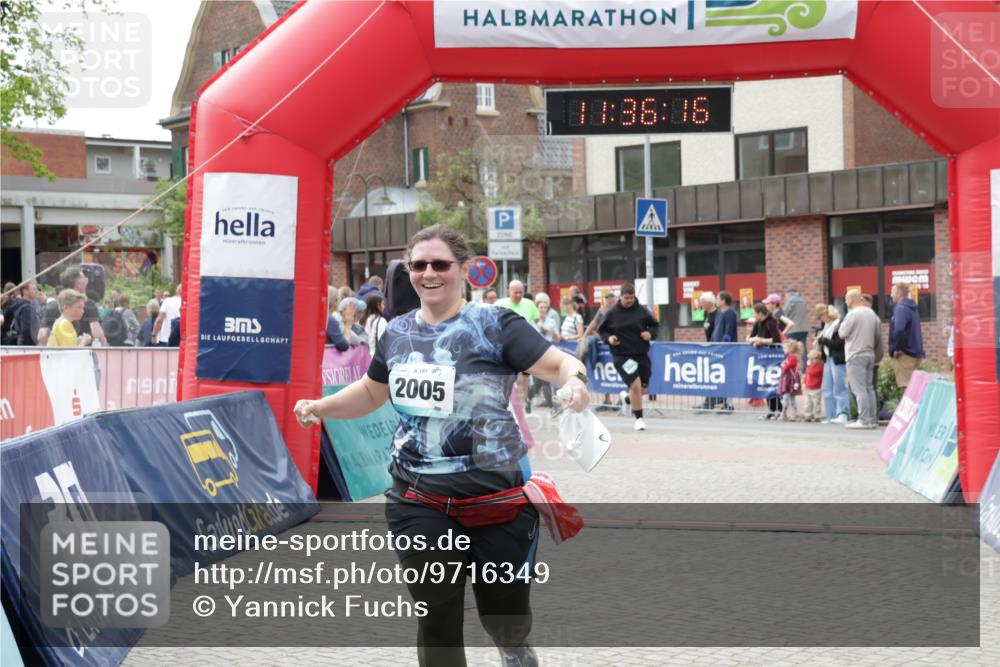 10.05.2026 - 8. Wedeler Halbmarathon Yannick Fuchs http://msf.ph/oto/9716349 10.05.2026 11:36:14 Ziel 730, 792, 2005, 2006, 2042 meine-sportfotos.de