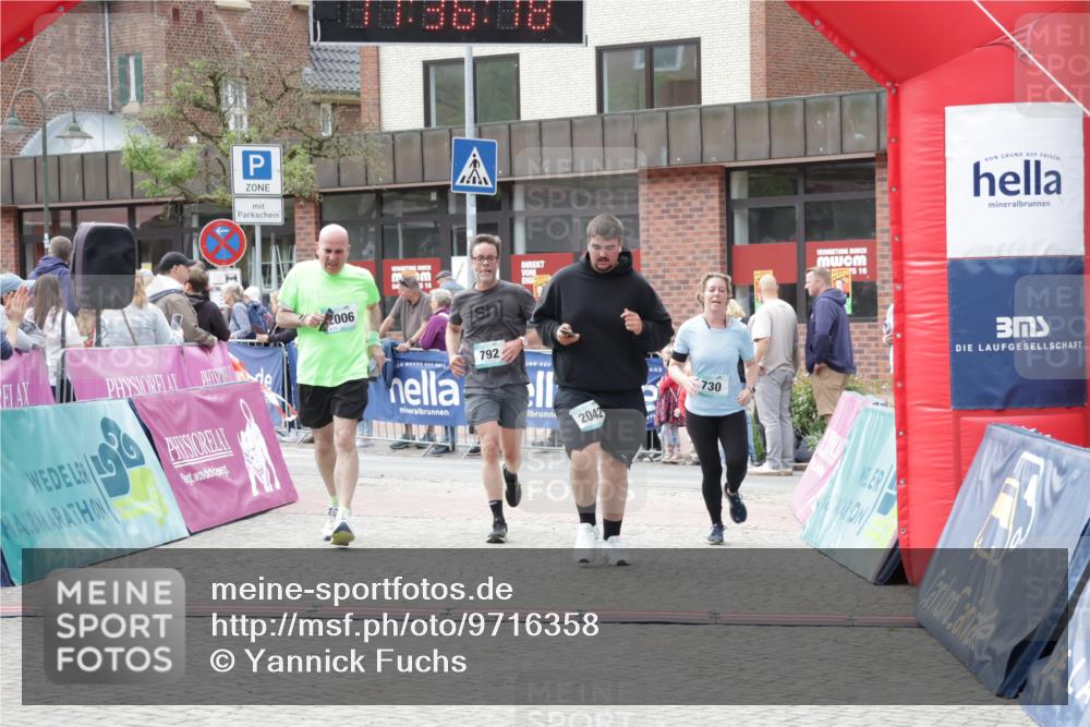 10.05.2026 - 8. Wedeler Halbmarathon Yannick Fuchs http://msf.ph/oto/9716358 10.05.2026 11:36:17 Ziel 730, 792, 2005, 2006, 2042 meine-sportfotos.de