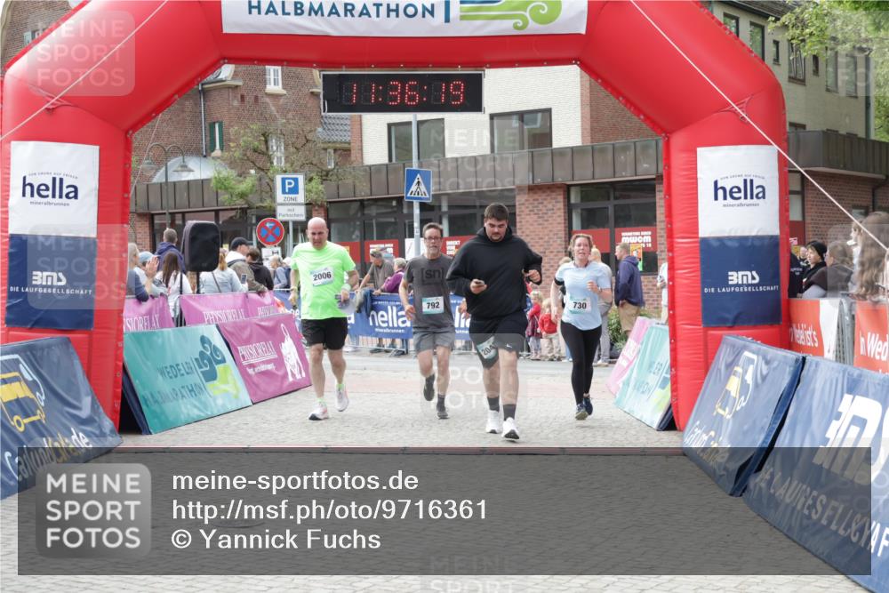 10.05.2026 - 8. Wedeler Halbmarathon Yannick Fuchs http://msf.ph/oto/9716361 10.05.2026 11:36:17 Ziel 730, 792, 2005, 2006, 2042 meine-sportfotos.de