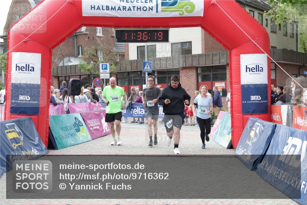 10.05.2026 - 8. Wedeler Halbmarathon Yannick Fuchs http://msf.ph/oto/9716362 10.05.2026 11:36:17 Ziel 730, 792, 2005, 2006, 2042 meine-sportfotos.de