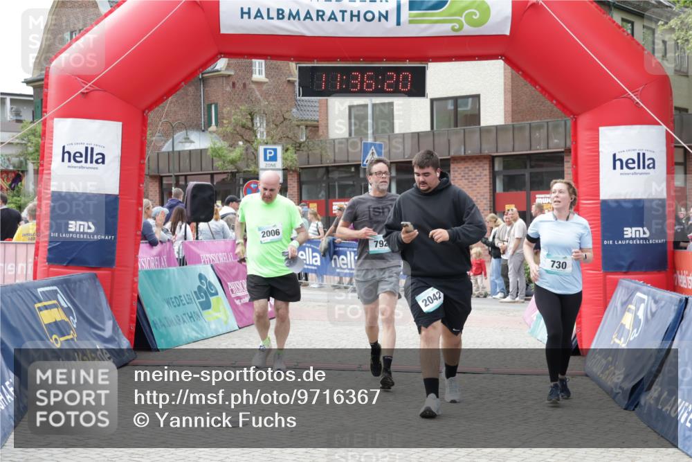 10.05.2026 - 8. Wedeler Halbmarathon Yannick Fuchs http://msf.ph/oto/9716367 10.05.2026 11:36:19 Ziel 730, 792, 2006, 2042 meine-sportfotos.de