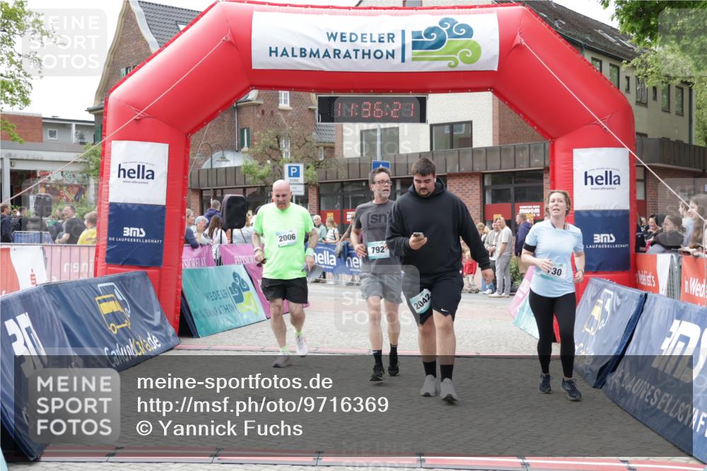 10.05.2026 - 8. Wedeler Halbmarathon Yannick Fuchs http://msf.ph/oto/9716369 10.05.2026 11:36:19 Ziel 730, 792, 2006, 2042 meine-sportfotos.de