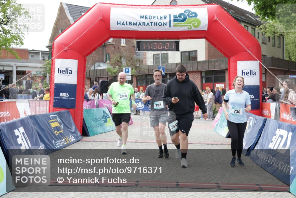 10.05.2026 - 8. Wedeler Halbmarathon Yannick Fuchs http://msf.ph/oto/9716371 10.05.2026 11:36:19 Ziel 730, 792, 2006, 2042 meine-sportfotos.de