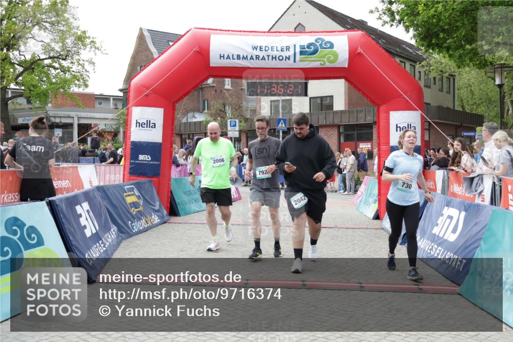 10.05.2026 - 8. Wedeler Halbmarathon Yannick Fuchs http://msf.ph/oto/9716374 10.05.2026 11:36:20 Ziel 730, 792, 2006, 2042 meine-sportfotos.de