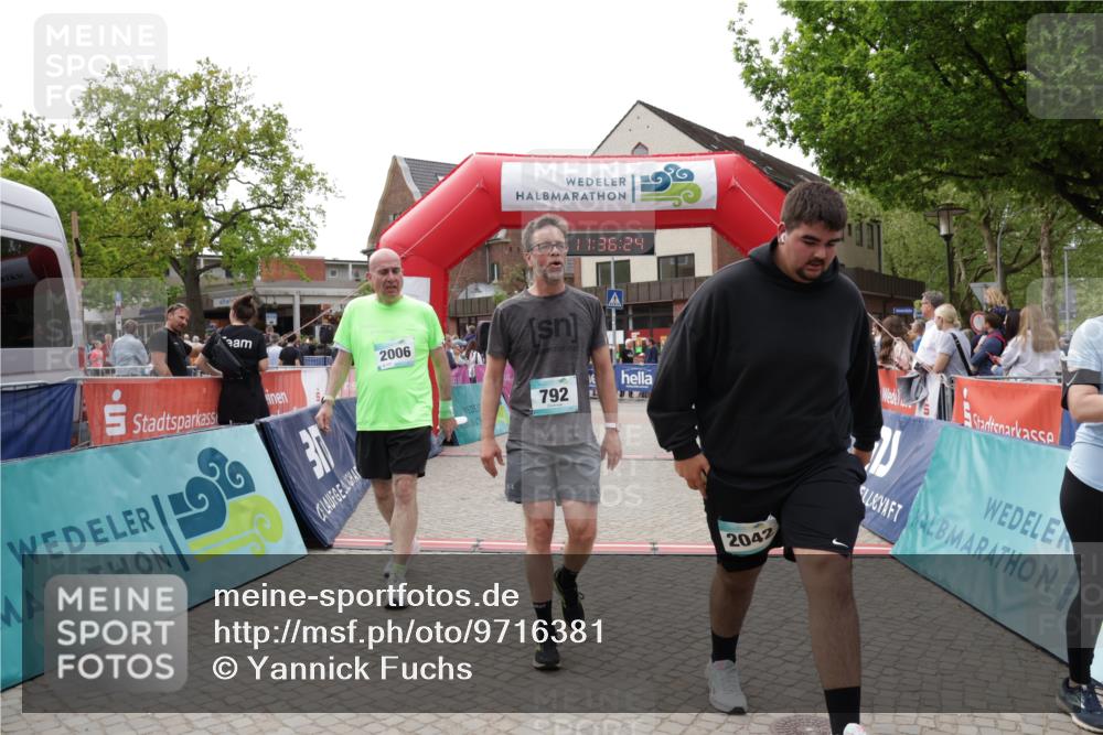 10.05.2026 - 8. Wedeler Halbmarathon Yannick Fuchs http://msf.ph/oto/9716381 10.05.2026 11:36:22 Ziel 154, 730, 792, 2006, 2042 meine-sportfotos.de