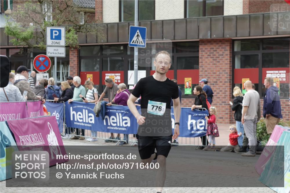 10.05.2026 - 8. Wedeler Halbmarathon Yannick Fuchs http://msf.ph/oto/9716400 10.05.2026 11:36:31 Ziel 154, 776 meine-sportfotos.de