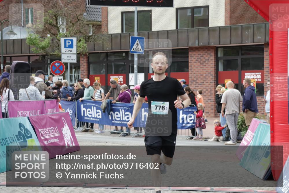 10.05.2026 - 8. Wedeler Halbmarathon Yannick Fuchs http://msf.ph/oto/9716402 10.05.2026 11:36:32 Ziel 776 meine-sportfotos.de
