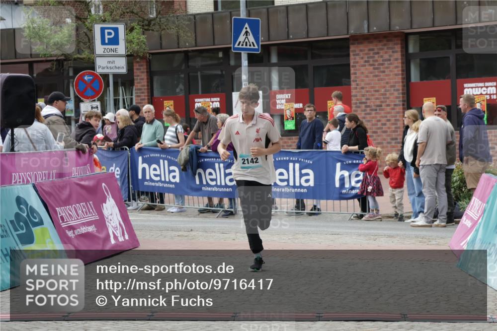 10.05.2026 - 8. Wedeler Halbmarathon Yannick Fuchs http://msf.ph/oto/9716417 10.05.2026 11:36:41 Ziel 2142 meine-sportfotos.de
