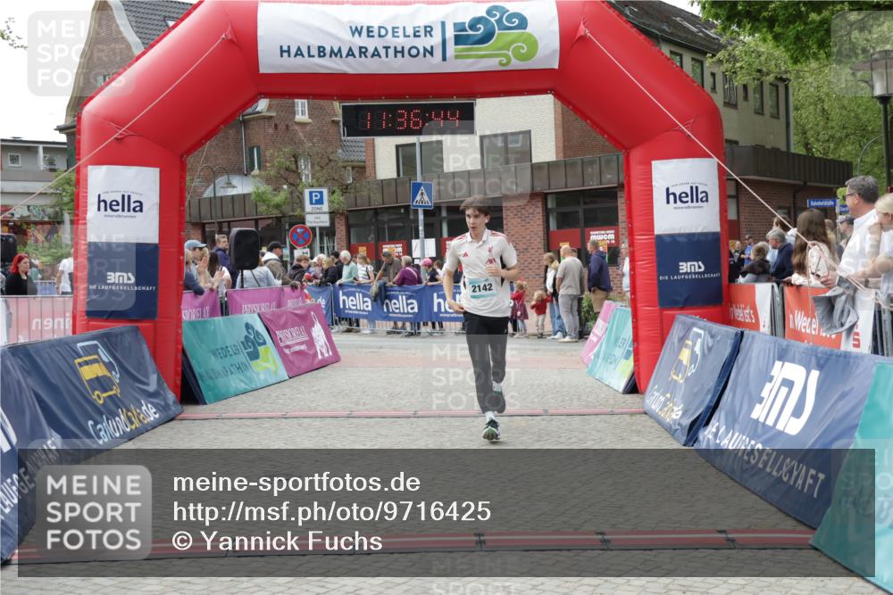 10.05.2026 - 8. Wedeler Halbmarathon Yannick Fuchs http://msf.ph/oto/9716425 10.05.2026 11:36:42 Ziel 2142 meine-sportfotos.de