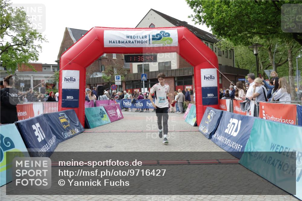 10.05.2026 - 8. Wedeler Halbmarathon Yannick Fuchs http://msf.ph/oto/9716427 10.05.2026 11:36:43 Ziel 2142 meine-sportfotos.de