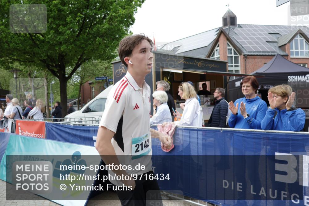 10.05.2026 - 8. Wedeler Halbmarathon Yannick Fuchs http://msf.ph/oto/9716434 10.05.2026 11:36:45 Ziel 2142 meine-sportfotos.de