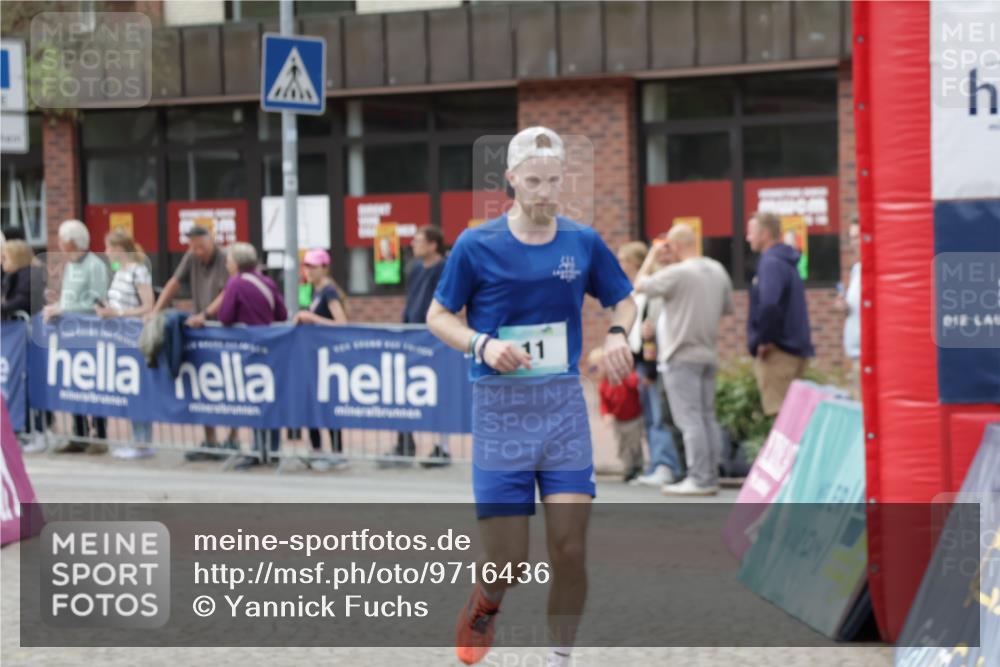 10.05.2026 - 8. Wedeler Halbmarathon Yannick Fuchs http://msf.ph/oto/9716436 10.05.2026 11:36:50 Ziel 11, 950 meine-sportfotos.de