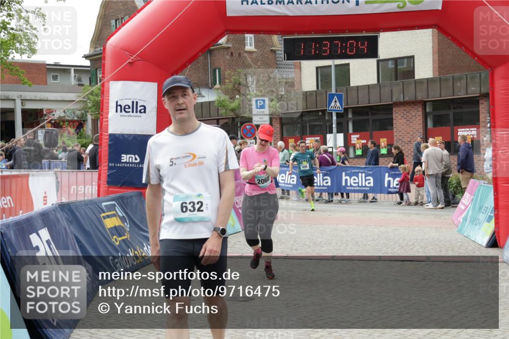 10.05.2026 - 8. Wedeler Halbmarathon Yannick Fuchs http://msf.ph/oto/9716475 10.05.2026 11:37:03 Ziel 333, 632, 696, 934, 2068 meine-sportfotos.de