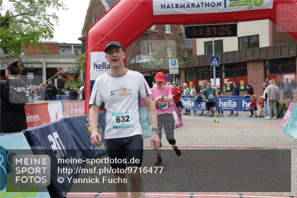 10.05.2026 - 8. Wedeler Halbmarathon Yannick Fuchs http://msf.ph/oto/9716477 10.05.2026 11:37:03 Ziel 333, 632, 696, 934, 2068 meine-sportfotos.de