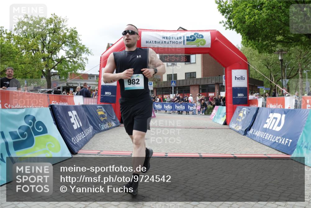 10.05.2026 - 8. Wedeler Halbmarathon Yannick Fuchs http://msf.ph/oto/9724542 10.05.2026 12:04:34 Ziel 129, 243, 461, 982 meine-sportfotos.de
