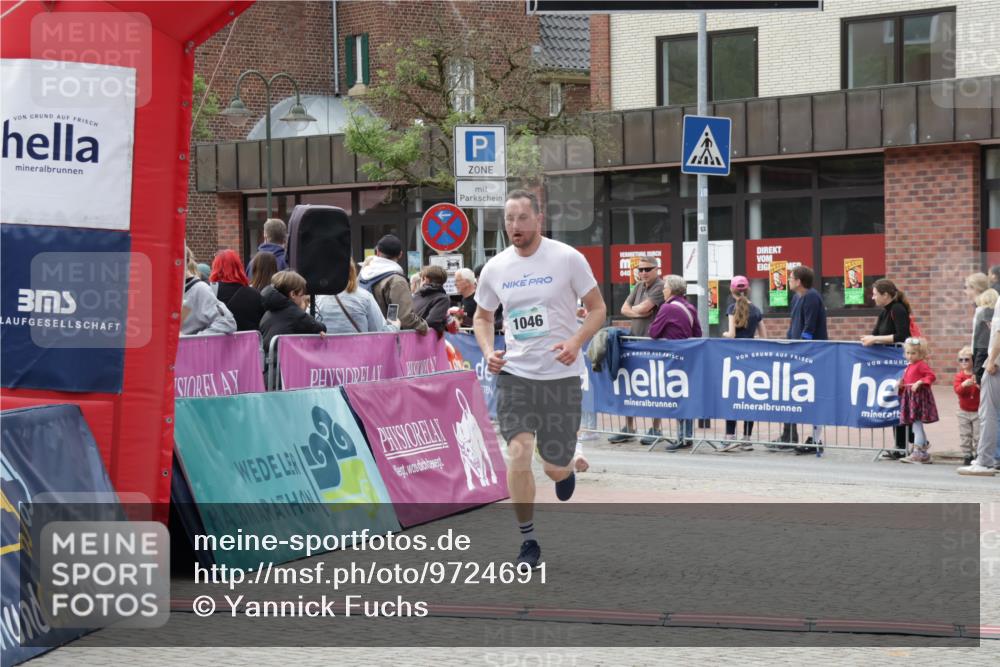 10.05.2026 - 8. Wedeler Halbmarathon Yannick Fuchs http://msf.ph/oto/9724691 10.05.2026 11:37:32 Ziel 180, 745, 1046 meine-sportfotos.de