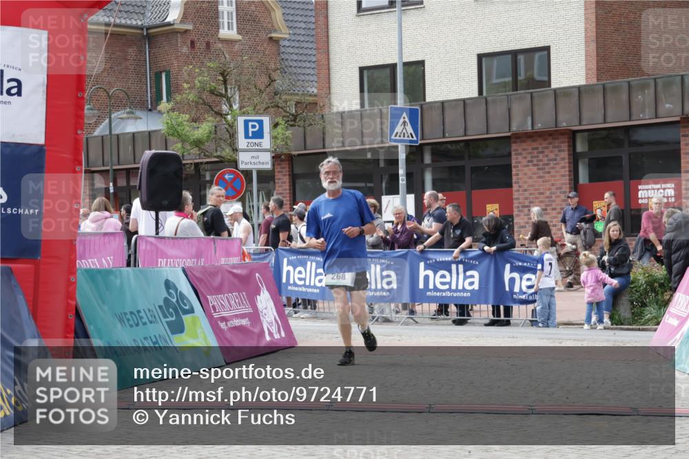 10.05.2026 - 8. Wedeler Halbmarathon Yannick Fuchs http://msf.ph/oto/9724771 10.05.2026 12:05:26 Ziel 268 meine-sportfotos.de