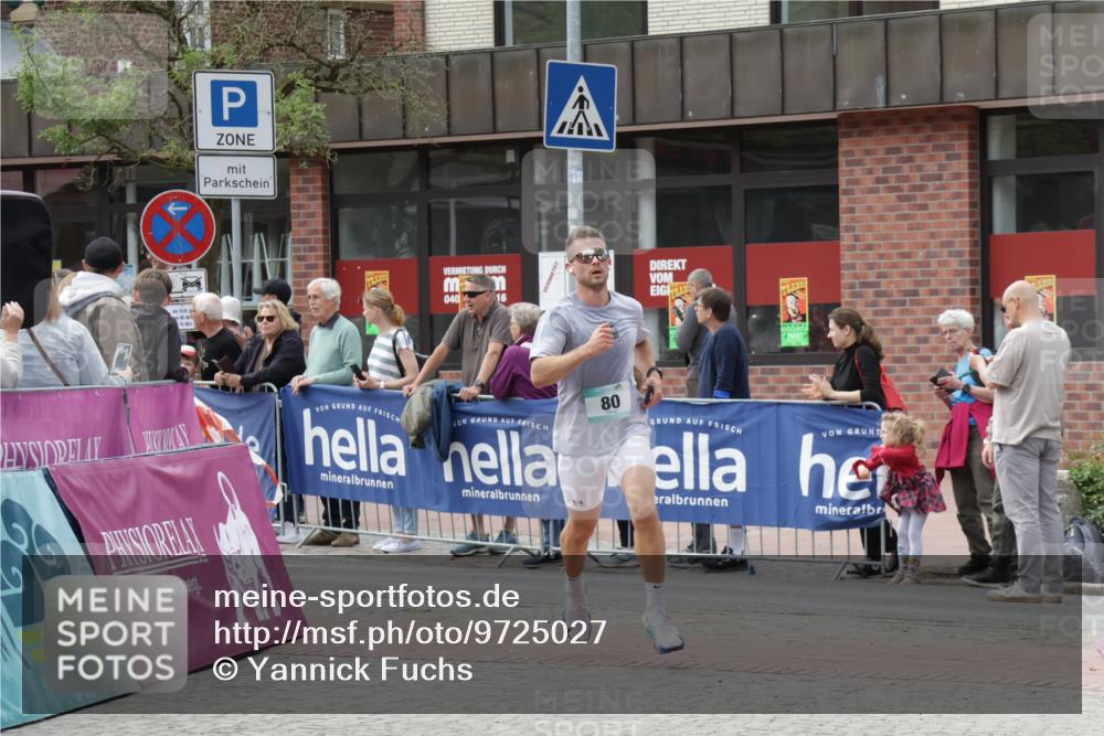 10.05.2026 - 8. Wedeler Halbmarathon Yannick Fuchs http://msf.ph/oto/9725027 10.05.2026 11:38:04 Ziel 80, 789, 2017, 2208 meine-sportfotos.de