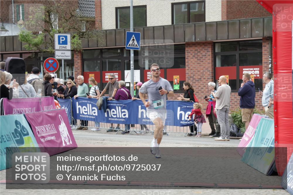 10.05.2026 - 8. Wedeler Halbmarathon Yannick Fuchs http://msf.ph/oto/9725037 10.05.2026 11:38:04 Ziel 80, 789, 2017, 2208 meine-sportfotos.de