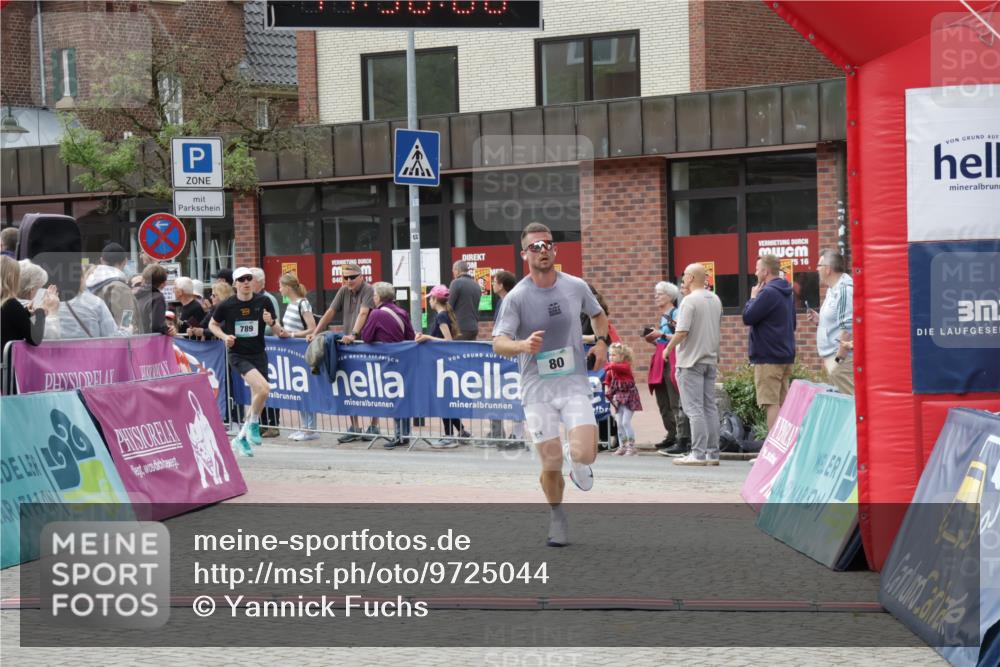 10.05.2026 - 8. Wedeler Halbmarathon Yannick Fuchs http://msf.ph/oto/9725044 10.05.2026 11:38:04 Ziel 80, 789, 2017, 2208 meine-sportfotos.de