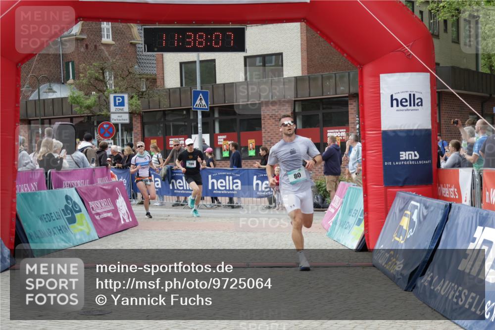 10.05.2026 - 8. Wedeler Halbmarathon Yannick Fuchs http://msf.ph/oto/9725064 10.05.2026 11:38:05 Ziel 80, 789, 2017, 2208 meine-sportfotos.de