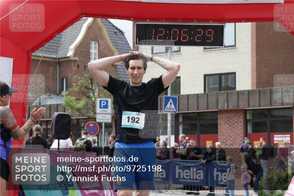 10.05.2026 - 8. Wedeler Halbmarathon Yannick Fuchs http://msf.ph/oto/9725198 10.05.2026 12:06:27 Ziel 192, 2129, 2245 meine-sportfotos.de