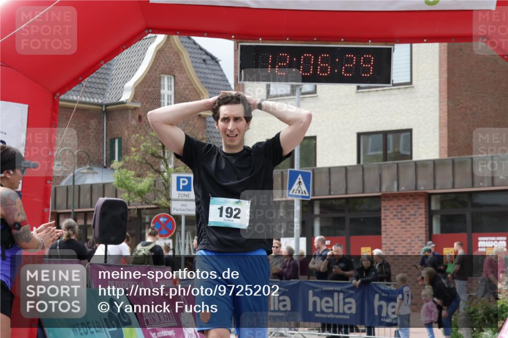 10.05.2026 - 8. Wedeler Halbmarathon Yannick Fuchs http://msf.ph/oto/9725202 10.05.2026 12:06:27 Ziel 192, 2129, 2245 meine-sportfotos.de