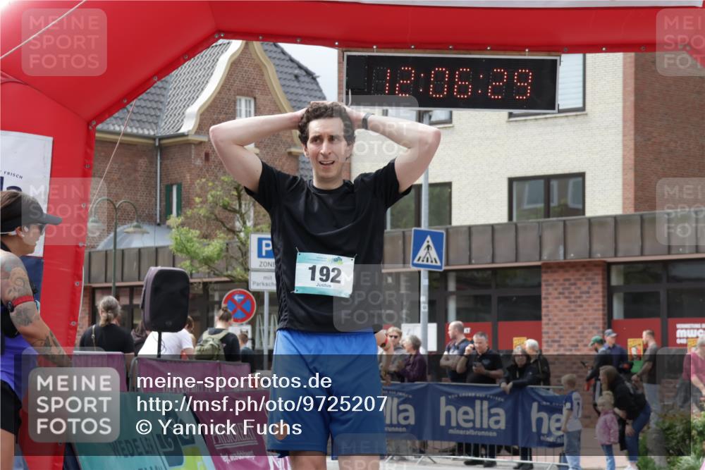 10.05.2026 - 8. Wedeler Halbmarathon Yannick Fuchs http://msf.ph/oto/9725207 10.05.2026 12:06:27 Ziel 192, 2129, 2245 meine-sportfotos.de
