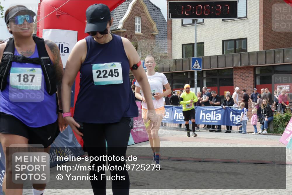 10.05.2026 - 8. Wedeler Halbmarathon Yannick Fuchs http://msf.ph/oto/9725279 10.05.2026 12:06:35 Ziel 495, 2105, 2245 meine-sportfotos.de