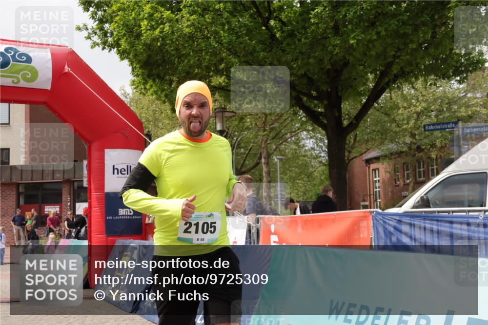 10.05.2026 - 8. Wedeler Halbmarathon Yannick Fuchs http://msf.ph/oto/9725309 10.05.2026 12:06:40 Ziel 495, 2105 meine-sportfotos.de