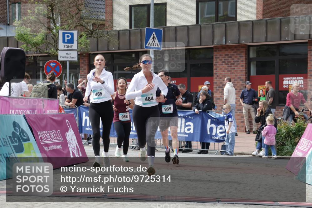 10.05.2026 - 8. Wedeler Halbmarathon Yannick Fuchs http://msf.ph/oto/9725314 10.05.2026 12:06:44 Ziel 484, 485, 958, 959, 2105 meine-sportfotos.de