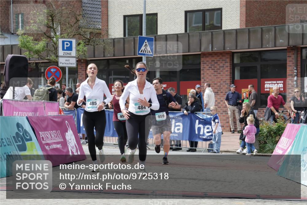 10.05.2026 - 8. Wedeler Halbmarathon Yannick Fuchs http://msf.ph/oto/9725318 10.05.2026 12:06:44 Ziel 484, 485, 958, 959, 2105 meine-sportfotos.de