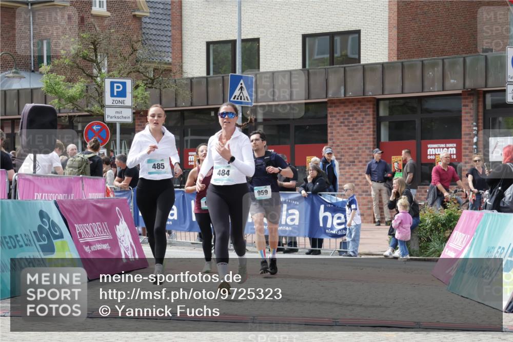 10.05.2026 - 8. Wedeler Halbmarathon Yannick Fuchs http://msf.ph/oto/9725323 10.05.2026 12:06:44 Ziel 484, 485, 958, 959, 2105 meine-sportfotos.de