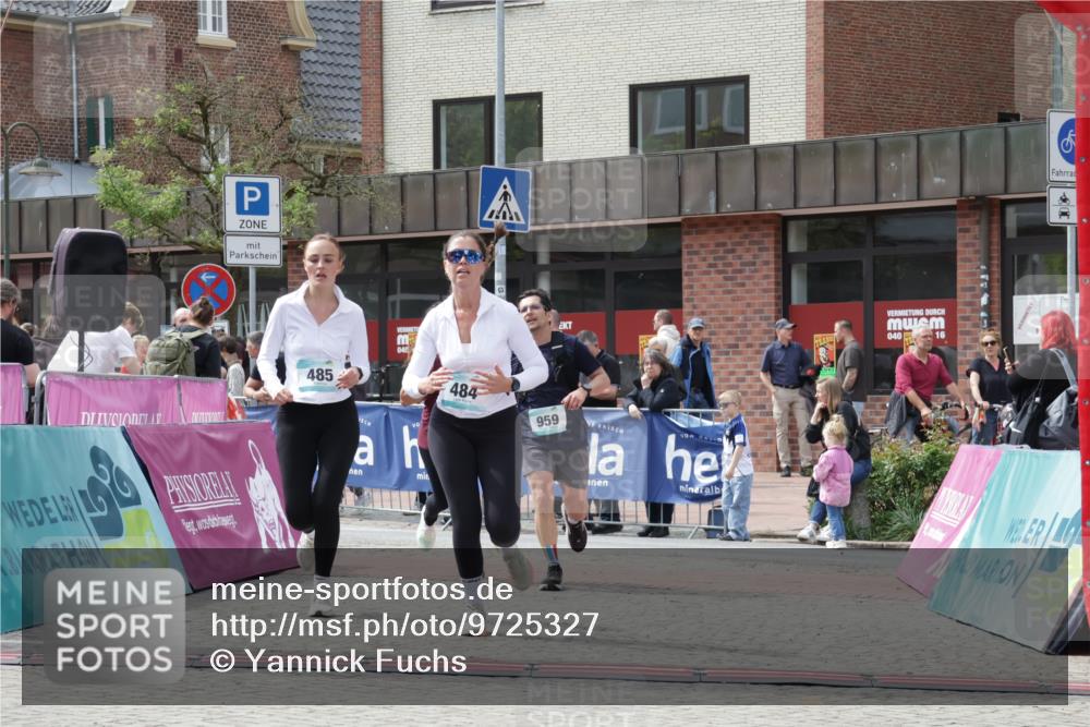 10.05.2026 - 8. Wedeler Halbmarathon Yannick Fuchs http://msf.ph/oto/9725327 10.05.2026 12:06:44 Ziel 484, 485, 958, 959, 2105 meine-sportfotos.de