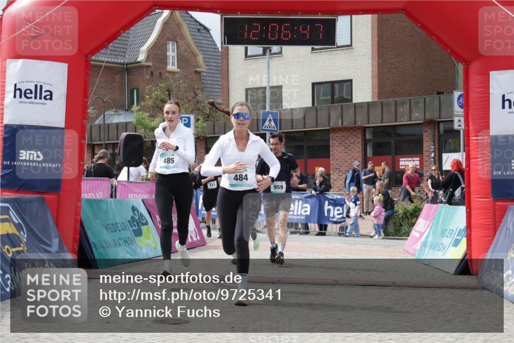 10.05.2026 - 8. Wedeler Halbmarathon Yannick Fuchs http://msf.ph/oto/9725341 10.05.2026 12:06:45 Ziel 313, 484, 485, 958, 959 meine-sportfotos.de