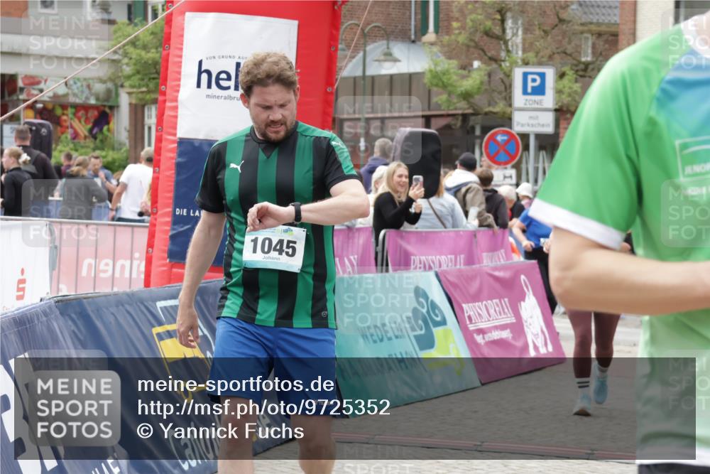 10.05.2026 - 8. Wedeler Halbmarathon Yannick Fuchs http://msf.ph/oto/9725352 10.05.2026 11:38:21 Ziel 146, 360, 582, 768, 922, 1045, 2040, 2145 meine-sportfotos.de