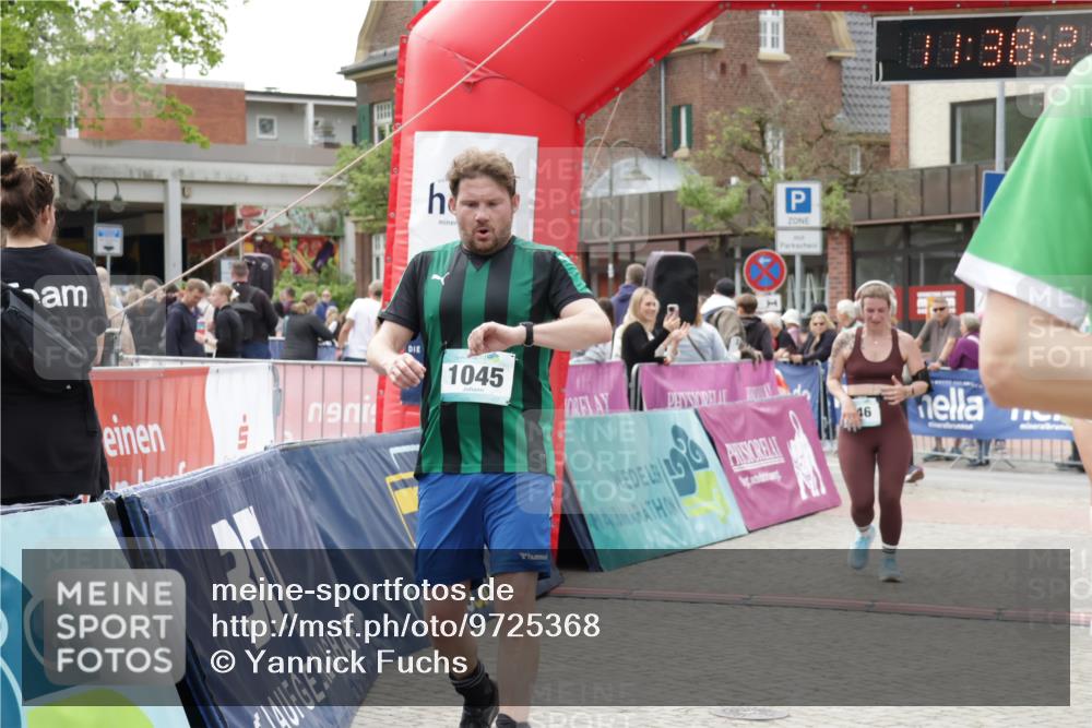 10.05.2026 - 8. Wedeler Halbmarathon Yannick Fuchs http://msf.ph/oto/9725368 10.05.2026 11:38:21 Ziel 146, 360, 582, 768, 922, 1045, 2040, 2145 meine-sportfotos.de
