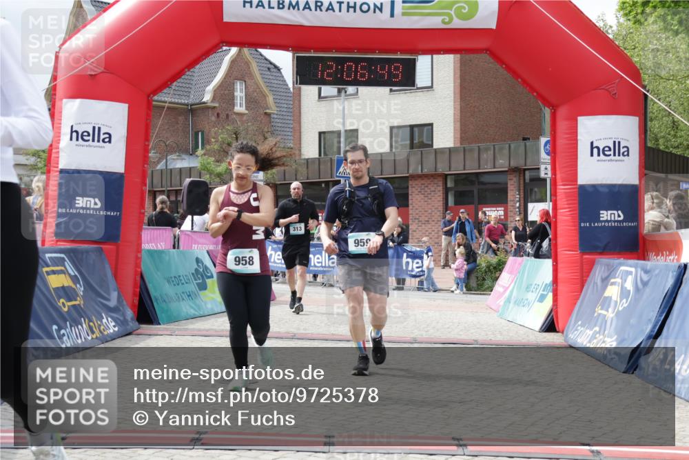10.05.2026 - 8. Wedeler Halbmarathon Yannick Fuchs http://msf.ph/oto/9725378 10.05.2026 12:06:47 Ziel 313, 484, 485, 958, 959 meine-sportfotos.de