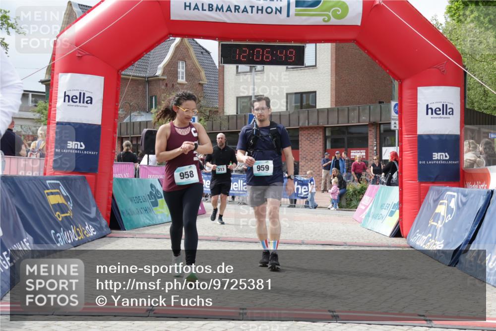 10.05.2026 - 8. Wedeler Halbmarathon Yannick Fuchs http://msf.ph/oto/9725381 10.05.2026 12:06:47 Ziel 313, 484, 485, 958, 959 meine-sportfotos.de