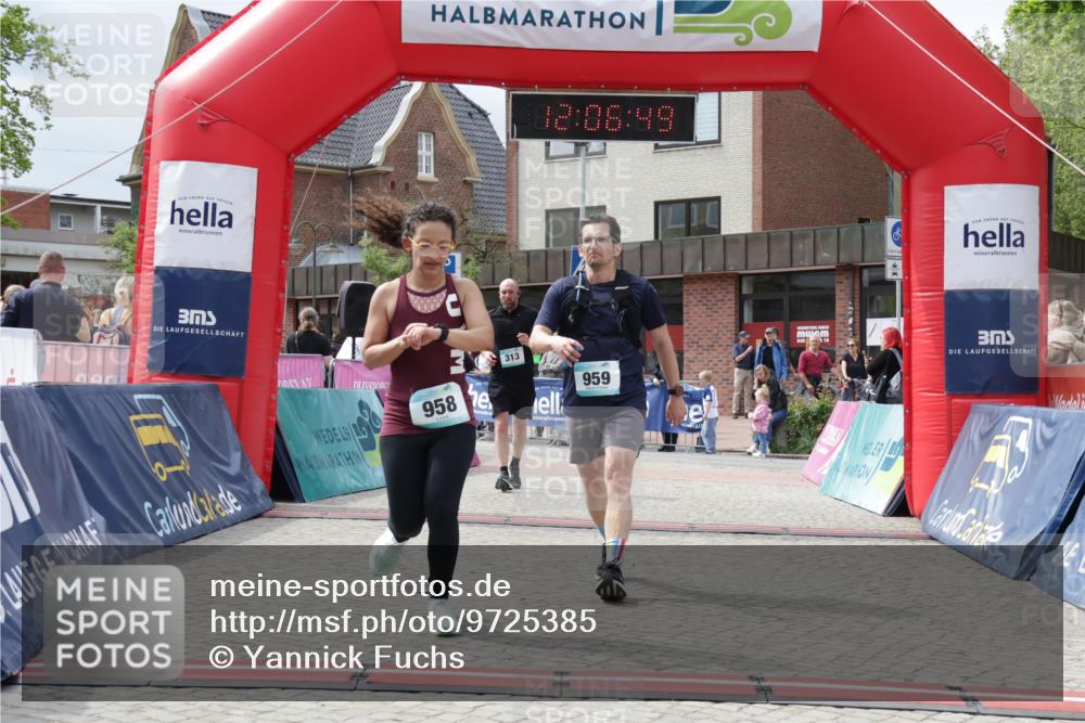 10.05.2026 - 8. Wedeler Halbmarathon Yannick Fuchs http://msf.ph/oto/9725385 10.05.2026 12:06:48 Ziel 313, 484, 485, 958, 959 meine-sportfotos.de