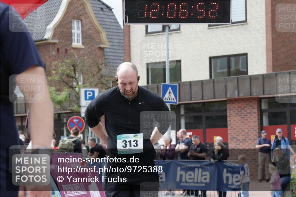 10.05.2026 - 8. Wedeler Halbmarathon Yannick Fuchs http://msf.ph/oto/9725388 10.05.2026 12:06:50 Ziel 313, 484, 485, 631, 958, 959 meine-sportfotos.de
