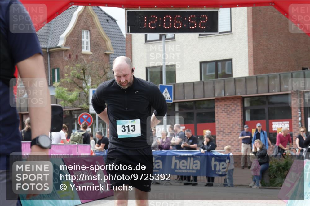 10.05.2026 - 8. Wedeler Halbmarathon Yannick Fuchs http://msf.ph/oto/9725392 10.05.2026 12:06:50 Ziel 313, 484, 485, 631, 958, 959 meine-sportfotos.de
