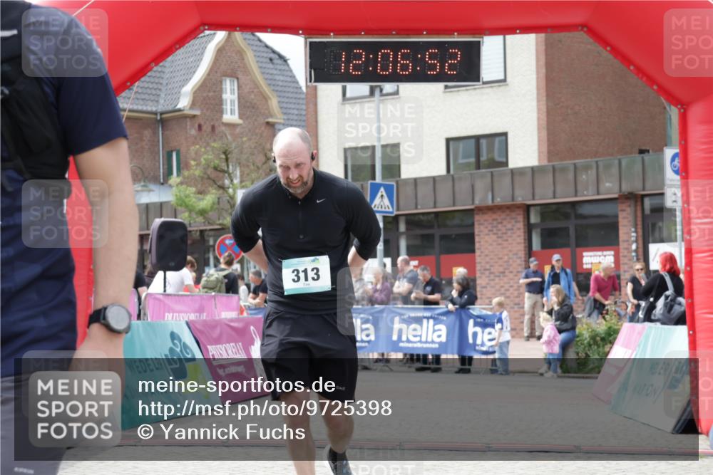 10.05.2026 - 8. Wedeler Halbmarathon Yannick Fuchs http://msf.ph/oto/9725398 10.05.2026 12:06:51 Ziel 313, 484, 485, 631, 958, 959 meine-sportfotos.de