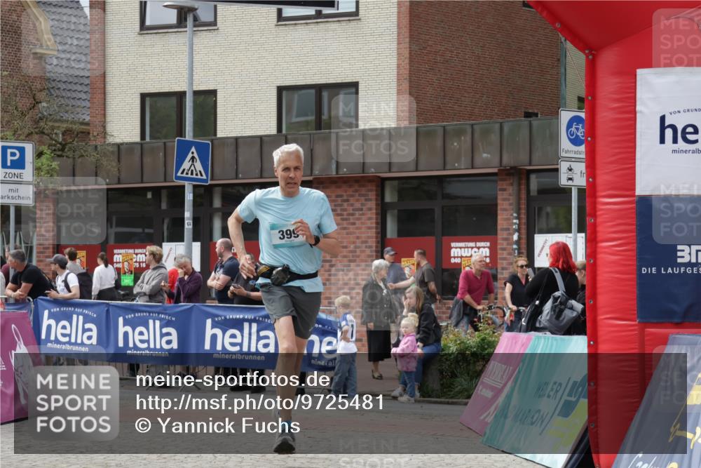 10.05.2026 - 8. Wedeler Halbmarathon Yannick Fuchs http://msf.ph/oto/9725481 10.05.2026 12:06:58 Ziel 399, 631 meine-sportfotos.de