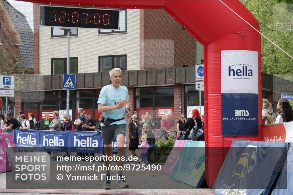 10.05.2026 - 8. Wedeler Halbmarathon Yannick Fuchs http://msf.ph/oto/9725490 10.05.2026 12:06:59 Ziel 399, 631 meine-sportfotos.de