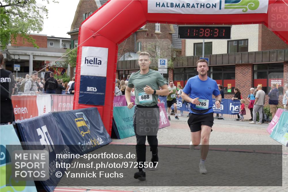 10.05.2026 - 8. Wedeler Halbmarathon Yannick Fuchs http://msf.ph/oto/9725507 10.05.2026 11:38:29 Ziel 360, 425, 688, 765, 2040 meine-sportfotos.de