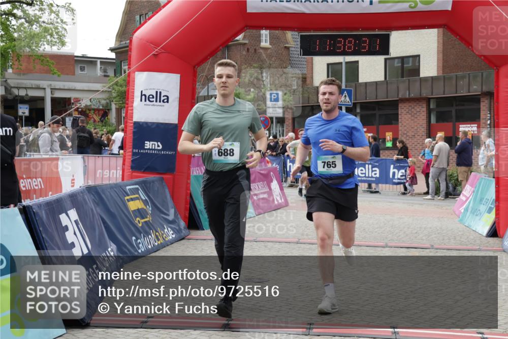 10.05.2026 - 8. Wedeler Halbmarathon Yannick Fuchs http://msf.ph/oto/9725516 10.05.2026 11:38:29 Ziel 360, 425, 688, 765, 2040 meine-sportfotos.de