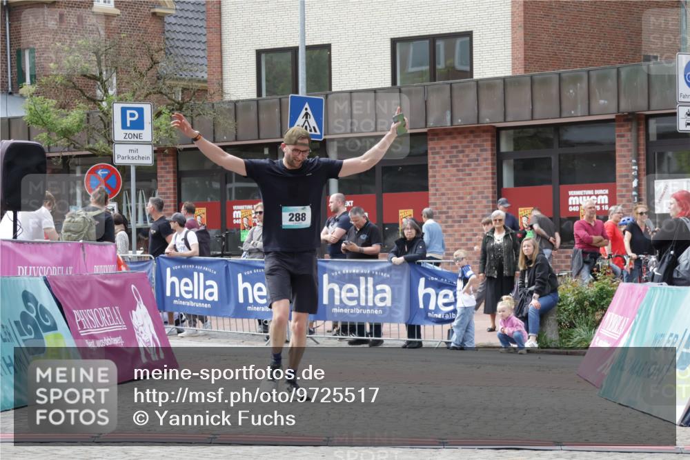 10.05.2026 - 8. Wedeler Halbmarathon Yannick Fuchs http://msf.ph/oto/9725517 10.05.2026 12:07:05 Ziel 288, 399 meine-sportfotos.de